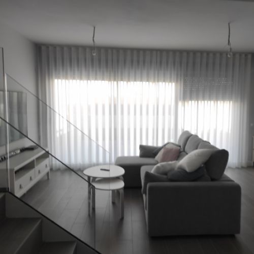 Visillos de onda perfecta en salón de Talavera